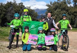 Vicente Riolobos, a la izquierda, con varios alumnos y Rodrigo Serrano, en el centro.