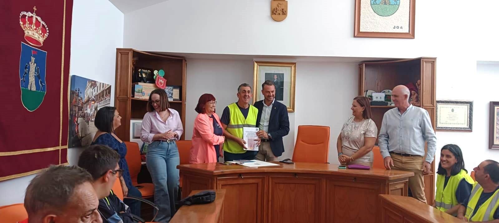 Un jaraiceño de la Asociación Placeat, participante en la marcha, distinguido por el Ayuntamiento de su pueblo.