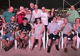 Los usuarios de Vera Plena Inclusión con el pregonero de las ferias de 2025.