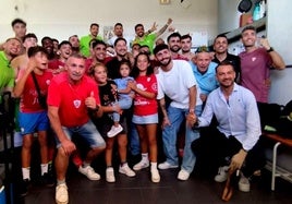 Jugadores, ténicos y aficionados celebran la victoria en el vestuario.