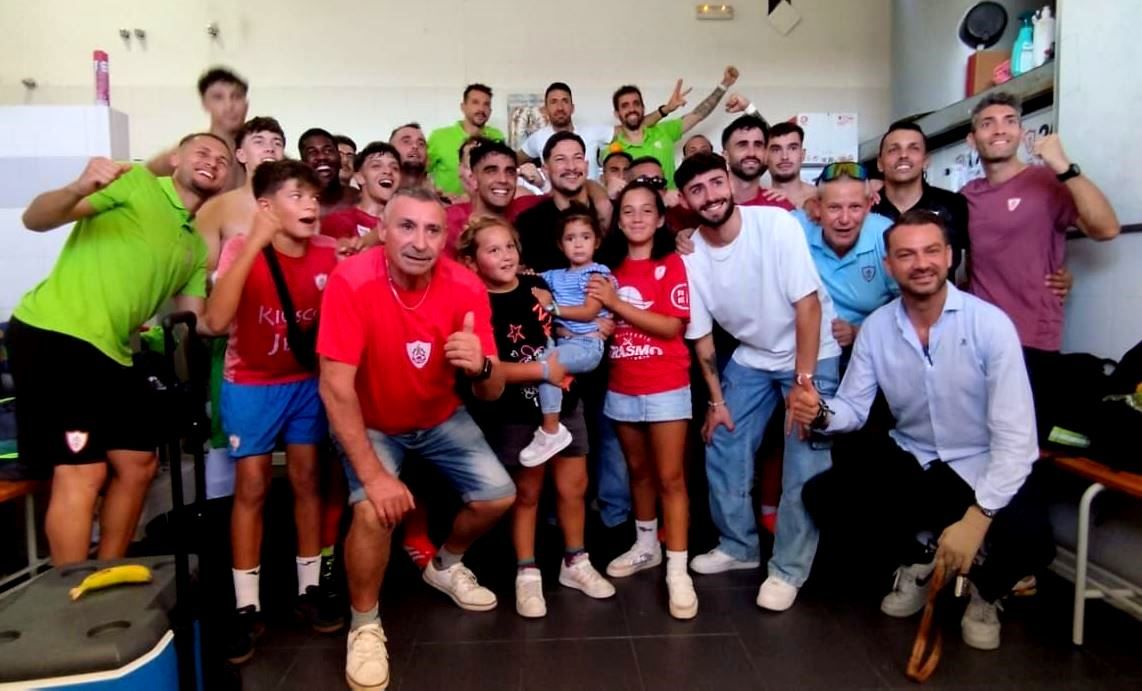 Jugadores, ténicos y aficionados celebran la victoria en el vestuario.