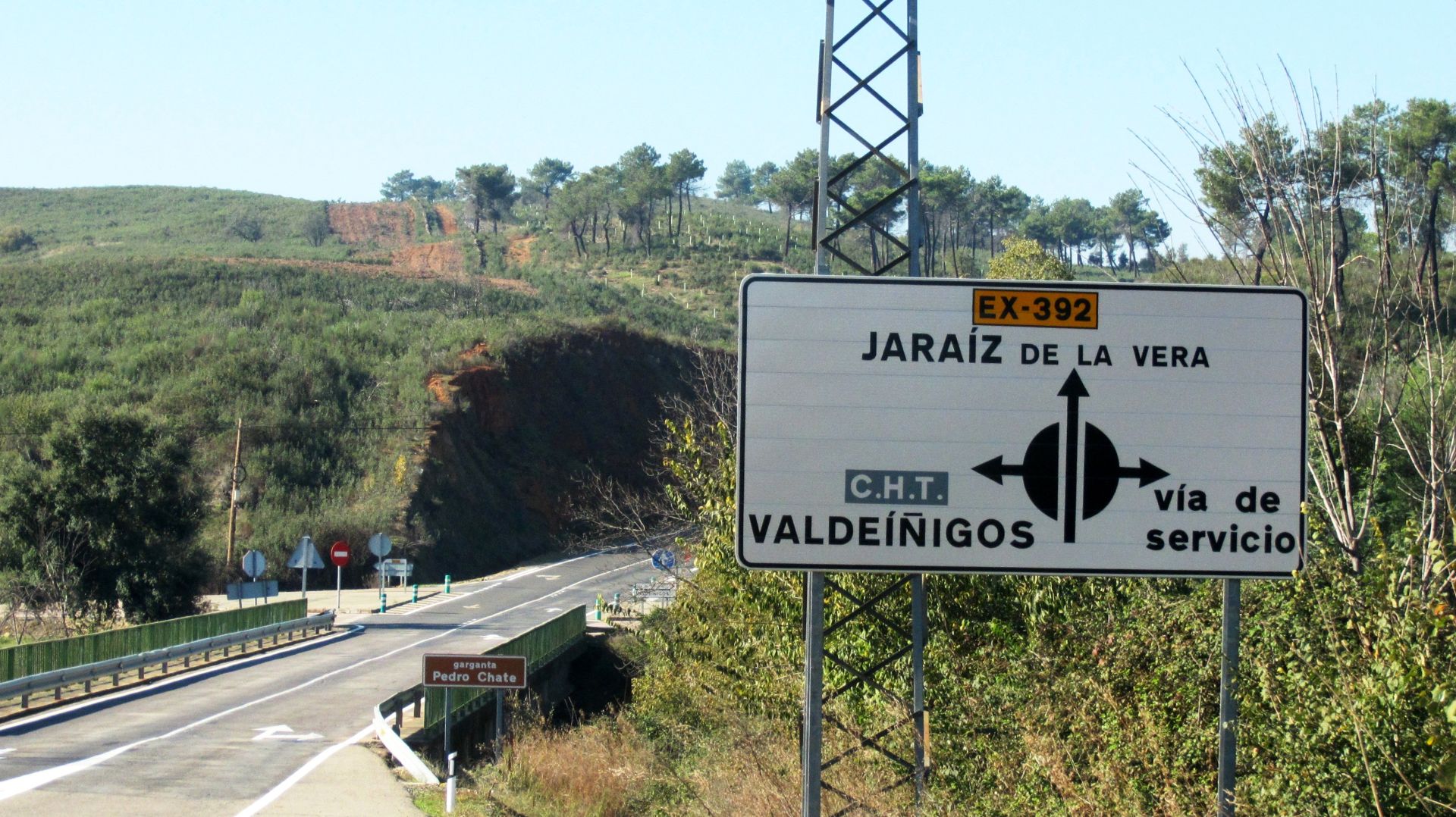 Puente de la Carava y carretera EX-392.