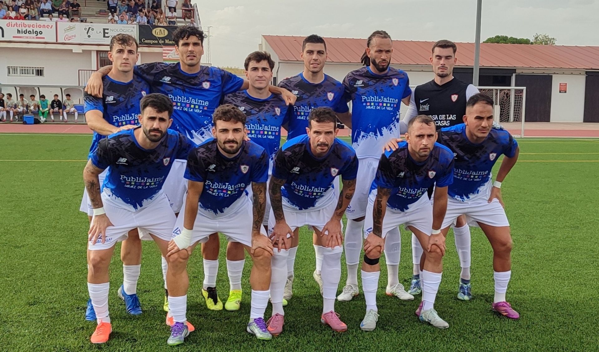 El CF Jaraíz de azul en el partido jugado en Azuaga.