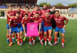 El Jaraíz posando con una camiseta rosa para visibilizar el cáncer.