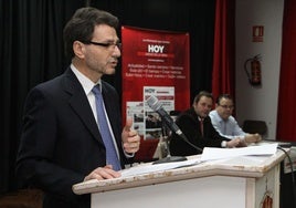 Pedro Díaz durante la presentación del hiperlocal HOYJaraíz de la Vera en la Casa de la Cultura de su pueblo el 26 de febrero de 2013.