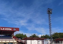 Una de las cuatro torres del campo de fútbol del polideportivo jaraiceño.