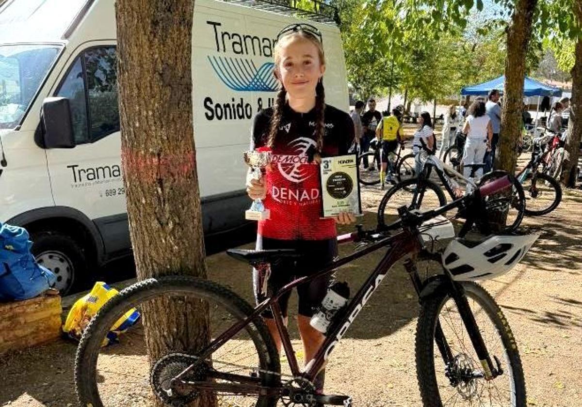 Ariadna Martín Pérez con el trofeo conquistado en la Copa Escuelas BTT-Howden.