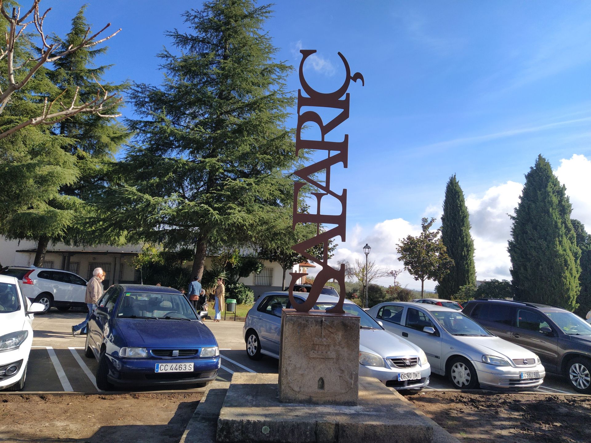 Las letras corpóreas de Safariç en las inmediaciones del cementerio.