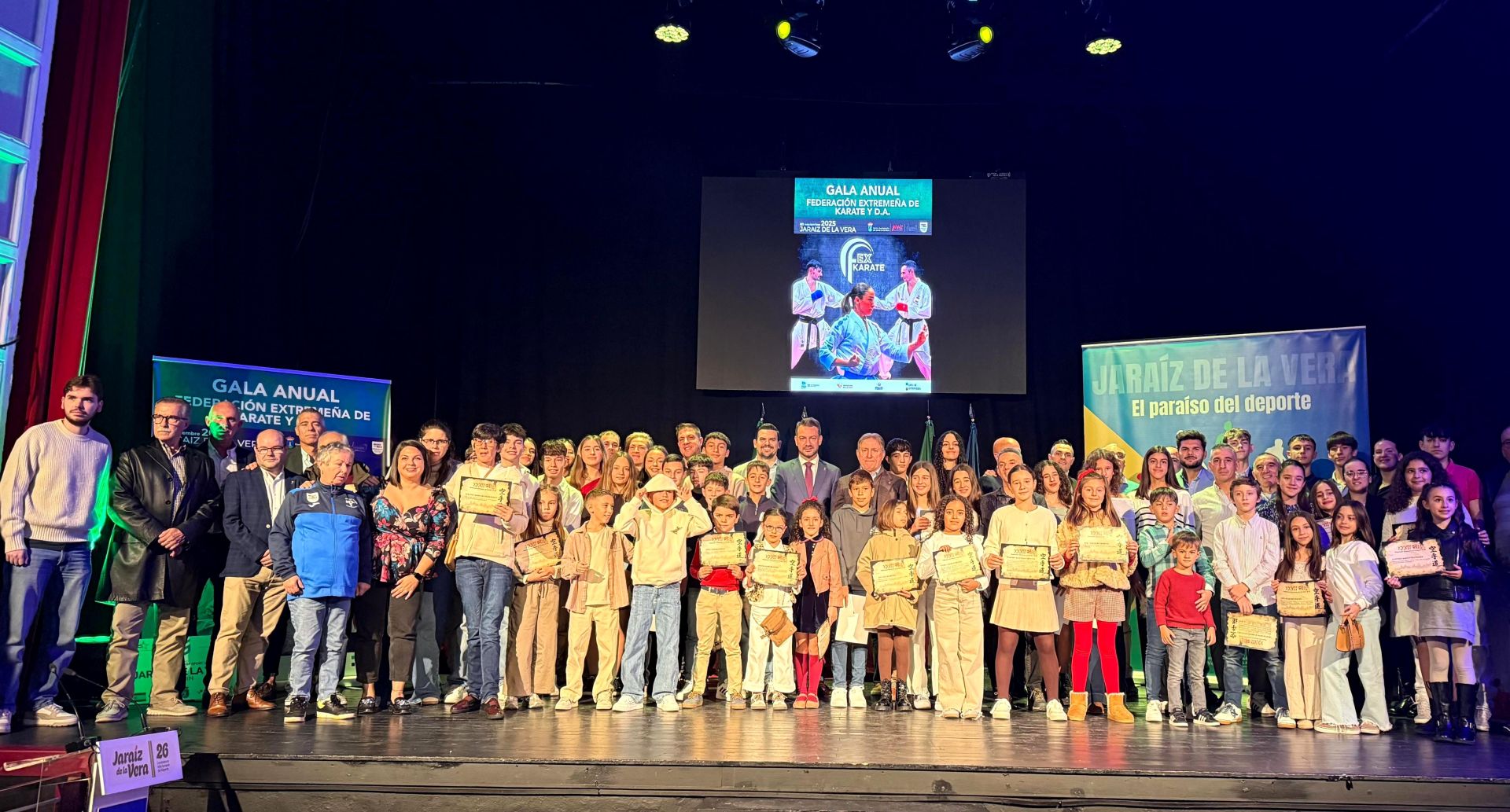 Las autoridades con los premiados en la gala anual del kárate extremeño, celebrada en el teatro-cine Avenida.