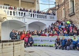 Foto de familia de los senderista y organizadores.