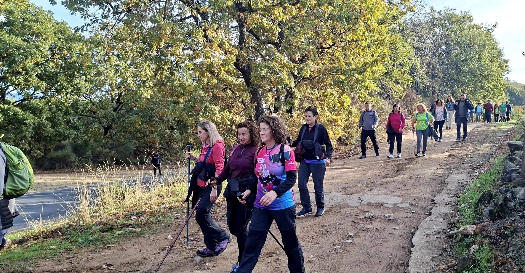 Los participantes recorriendo los caminos arropados por bellos paisajes.