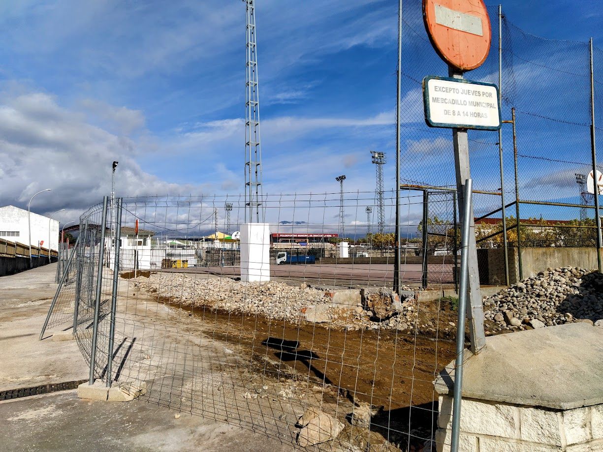 Excavaciones y retirada de la pared sur del polideportivo.