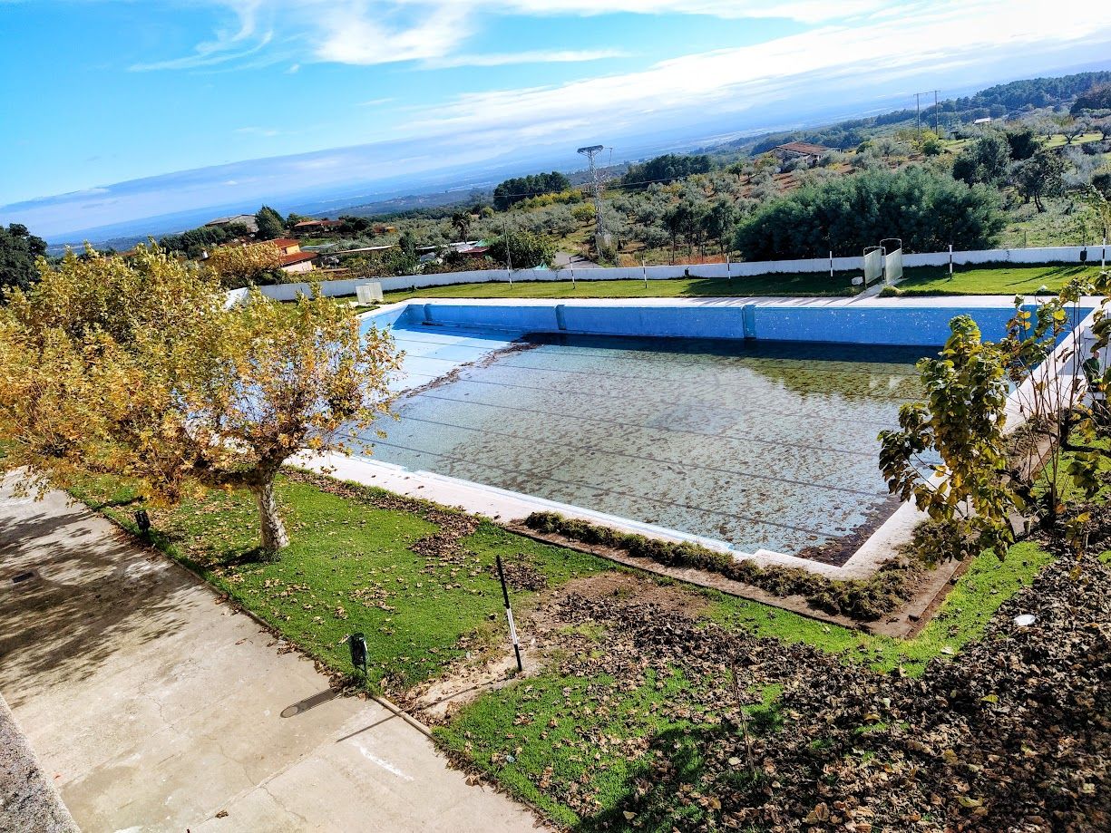 La olímpica vaciadas, ya sin el antiguo vallado y preparándose para la instalación del nuevo.