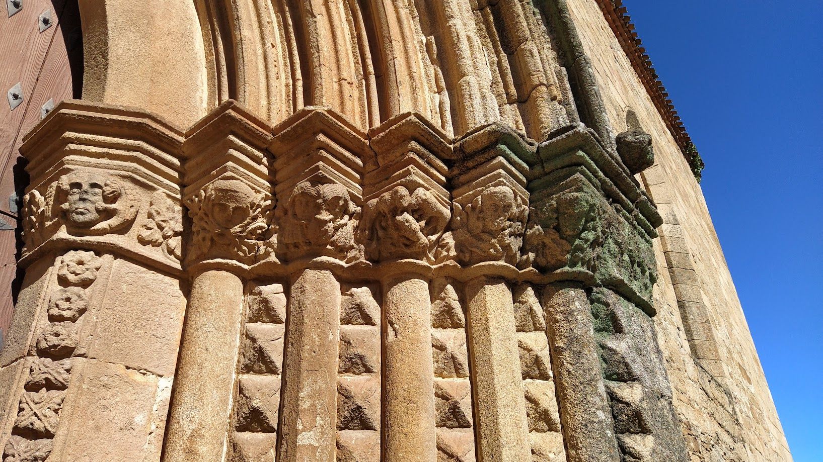 Portada del mediodía del siglo XV.