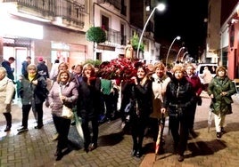 Las asociadas portando a su Cristo camino de su sede.