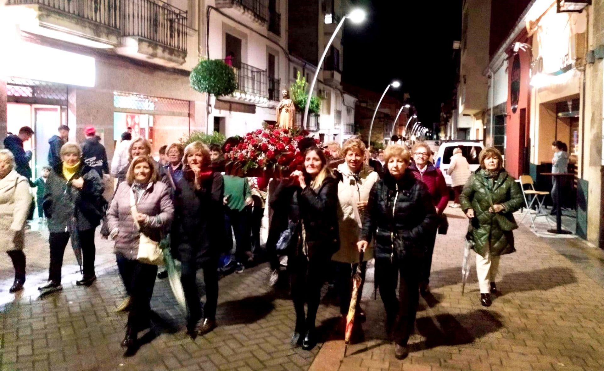 Las asociadas portando a su Cristo camino de su sede.