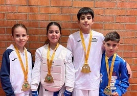 Vega, Paola, Fernando y Josué con sus respectivas medallas.