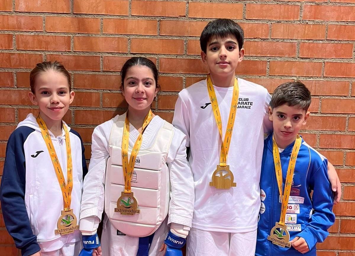 Vega, Paola, Fernando y Josué con sus respectivas medallas.