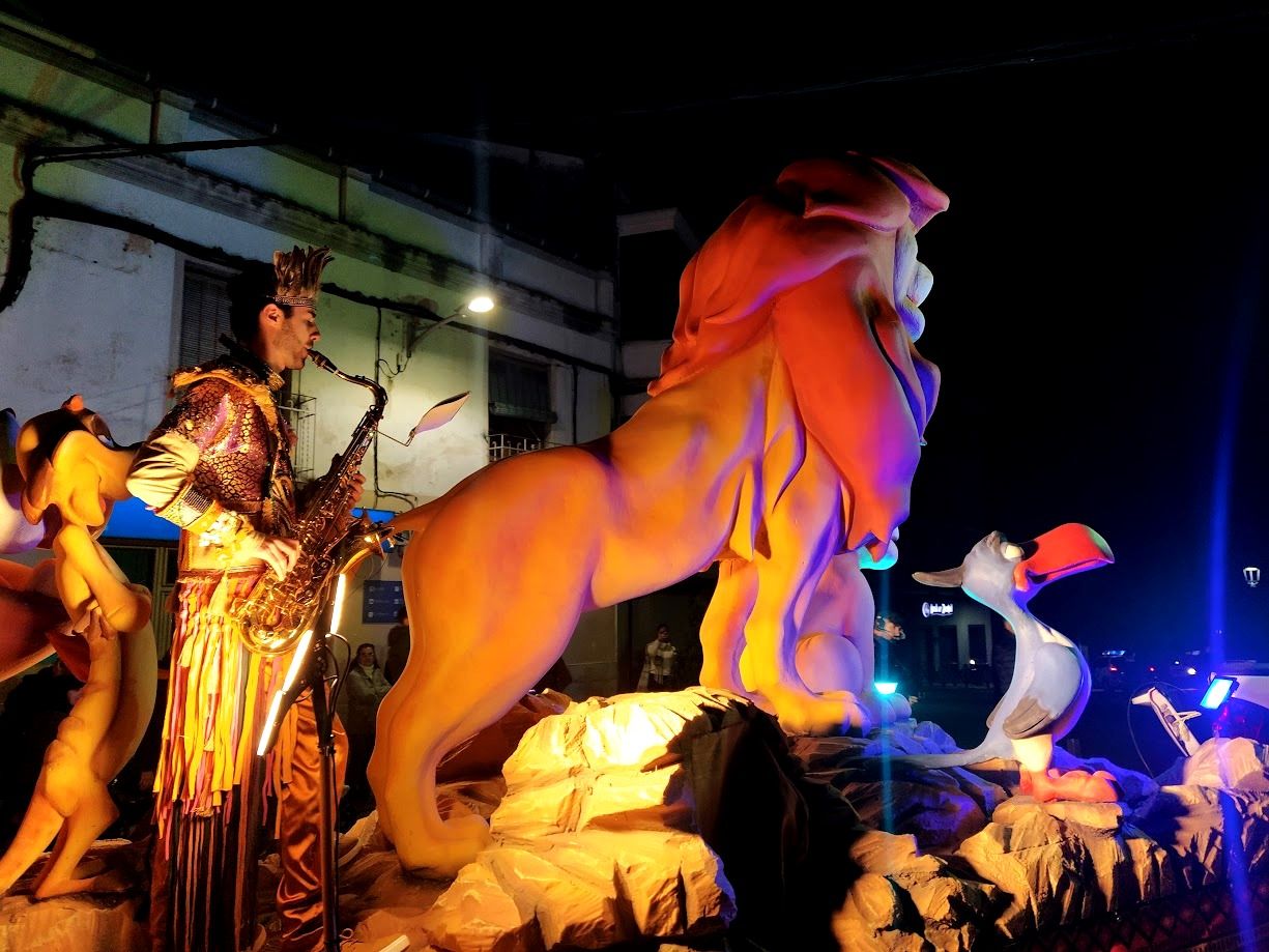 El Rey León y su séquito animando ayer el centro urbano jaraiceño.
