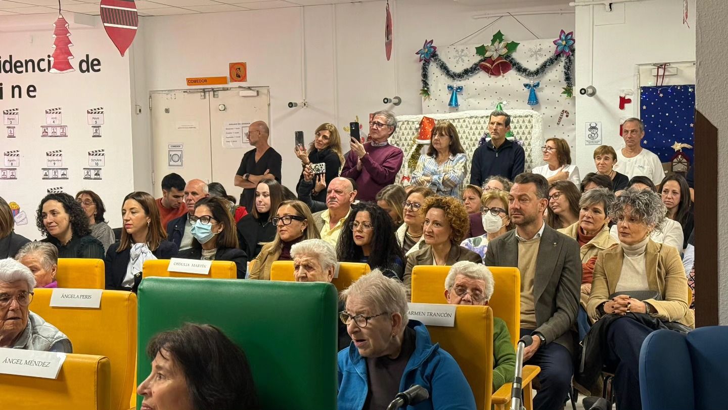 La directora del Sepad y el alcalde, en la tercera fila, durante el acto institucional.