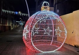 Bola gigante a la salida de la avenida de Yuste.