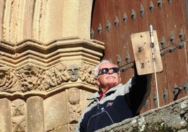 Manolo tirando los cohetes en la puerta del mediodía de la iglesia de Santa María.