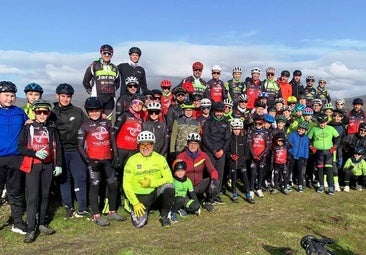 70 ciclistas adultos y niños participan en la ruta solidaria de Reyes