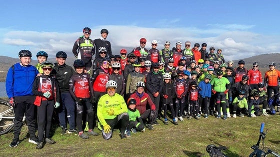 70 ciclistas adultos y niños participan en la ruta solidaria de Reyes
