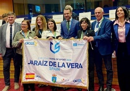 El alcalde y varios miembros del equipo de gobierno municipal, en Bruselas, exhibiendo la bandera acreditativa.