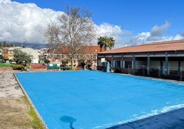 La pista polideportiva del Gregoria Collado en proceso de reparación.