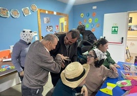 Monseñor Brotóns con los usuarios de Aspace.