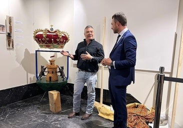 Pedro A. Ramos regala a la población el escudo de Jaraíz tallado en madera