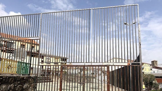El Ayuntamiento dota de un nuevo cerramiento a la pista de Severo Ochoa