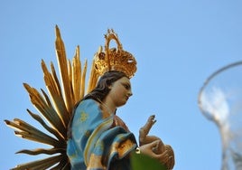 La Patrona y el Niño con sus estrellas características.