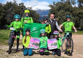 Rodriguo Serrano con varios alumnos de la Escuela Ciclista de las Moriscas, en el paraje de Santa Lucía.