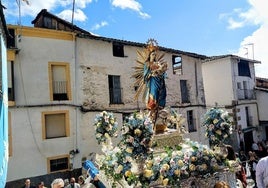 La imagen subiendo por las escaleras de la Cuesta de la Torre para acceder a la iglesia de Santa María.