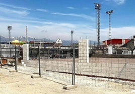 Construcción del nuevo cerramiento sur del polideportivo.