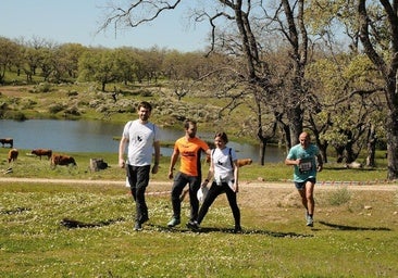 Espectacular el recorrido de la ruta senderista solidaria