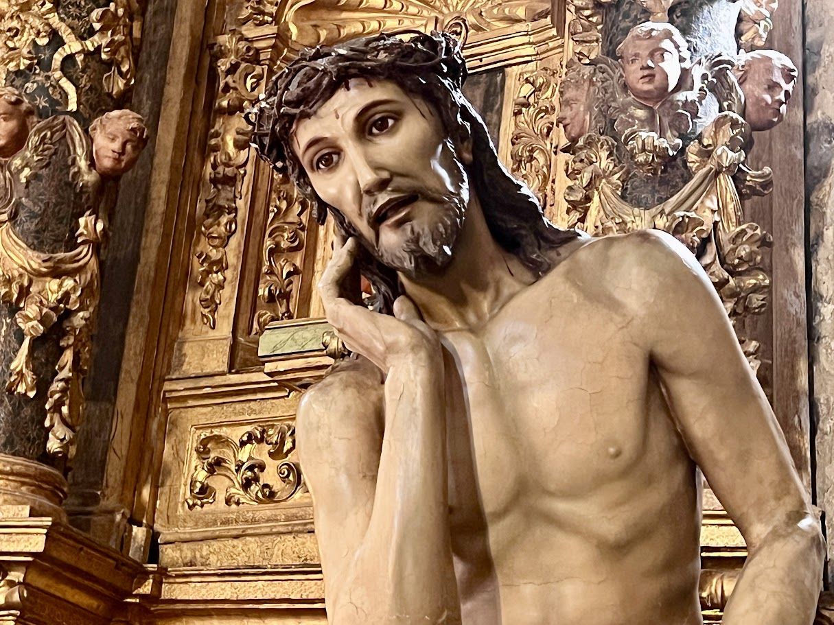 Cristo de la Humildad en posición sedente.