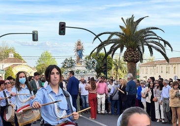 Multitudinaria bienvenida a la Patrona, la Virgen del Salobrar
