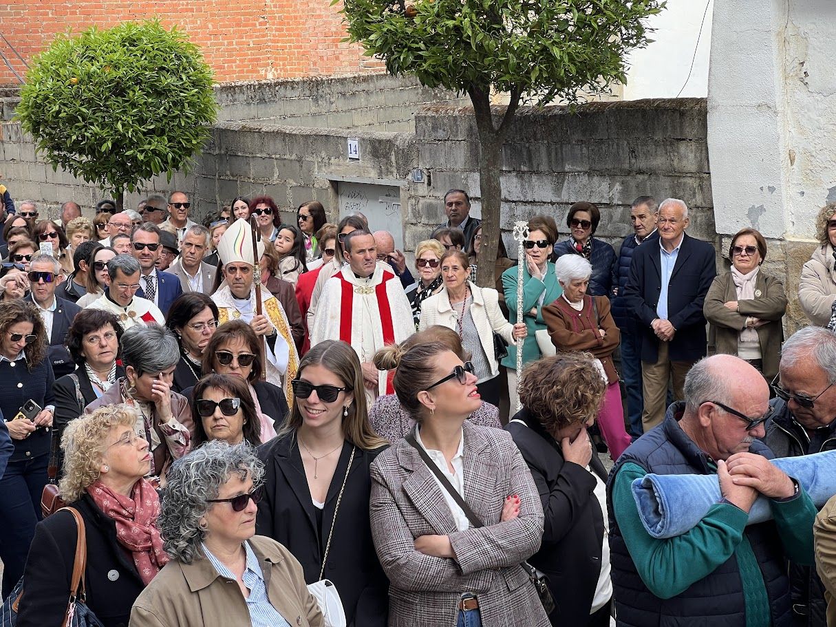Monseñor Brotóns durante la procesión.