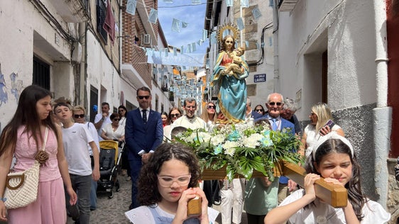 Los niños llevan en volandas a la Patrona