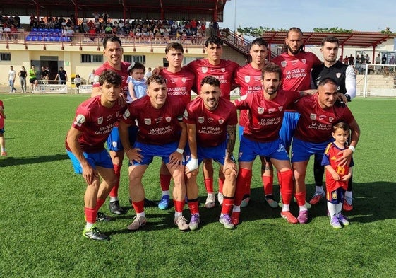 Los jugadores pimentoneros que saltaron al terreno de juego ayer antes del partido contra el Badajoz.