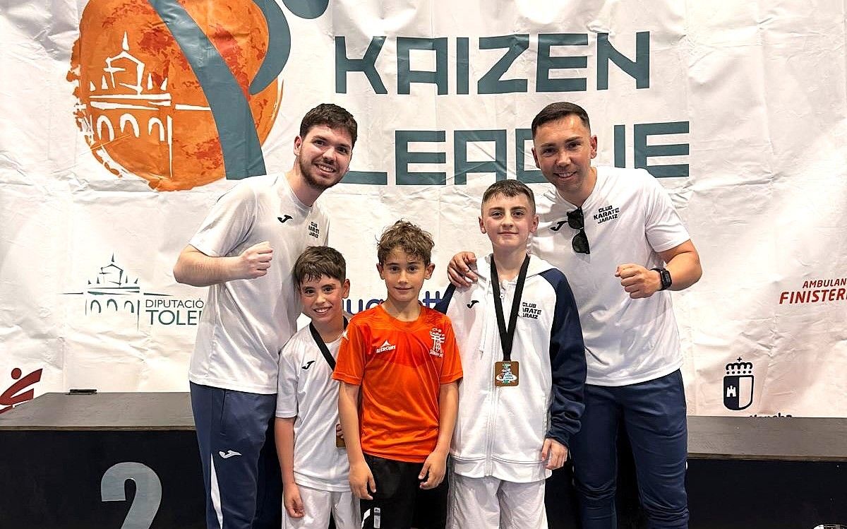 Tres deportistas jaraiceños con sus entrenadores.