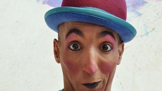 Un espectáculo de circo de calle pone fin a la Feria del Libro