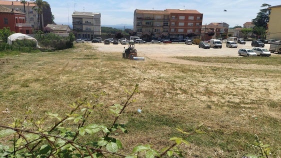 Trabajos de desbroces en la calle Monfragüe y el aparcamiento de Constitución