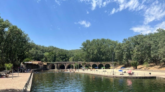 Los primeros bañistas disfrutan ya de la piscina natural del Lago