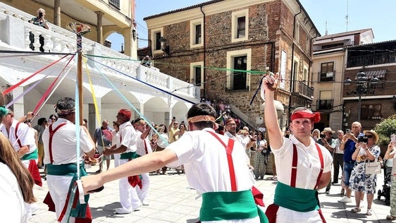 Los bailadores de San Antonio y la rondalla Dandu'l Canti actúan en polideportivo