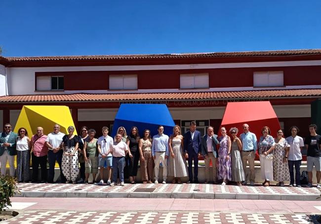 Foto de familia junto a las letras gigantes del nombre de Jaraíz