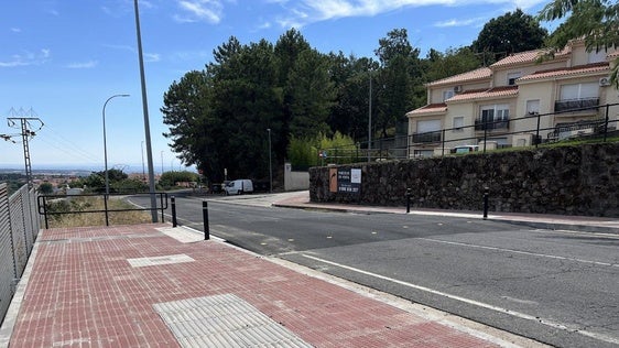 El Ayuntamiento construye pasos peatonales en la salida hacia Pasarón